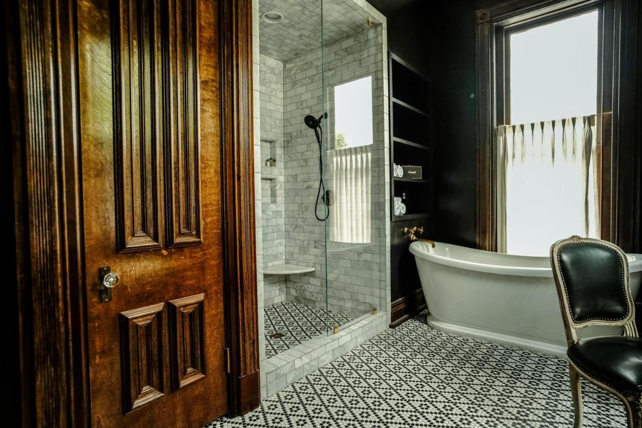 Henrie House I Luxury 4Br Downtown Historic Gem With Library & Patio Villa แนชวิลล์ ภายนอก รูปภาพ