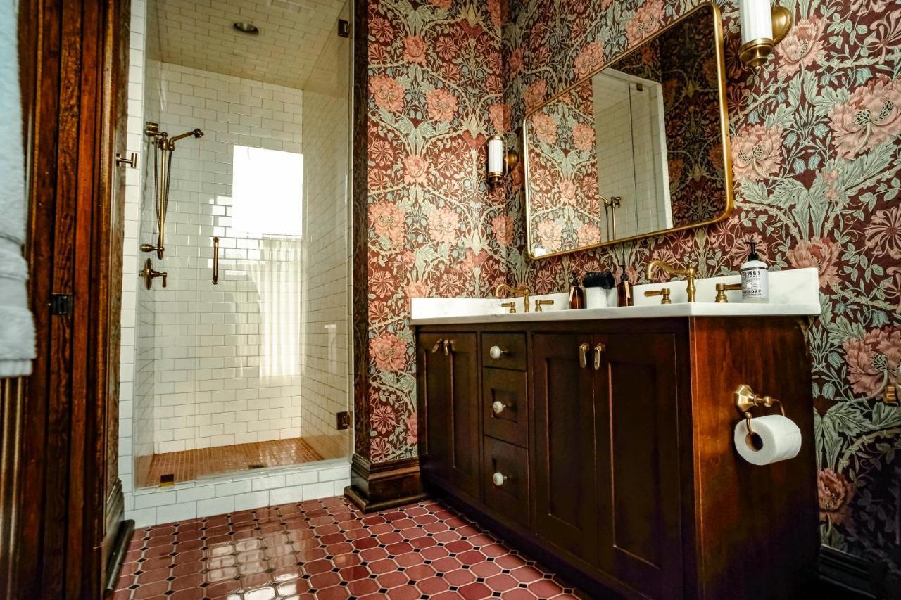 Henrie House I Luxury 4Br Downtown Historic Gem With Library & Patio Villa แนชวิลล์ ภายนอก รูปภาพ