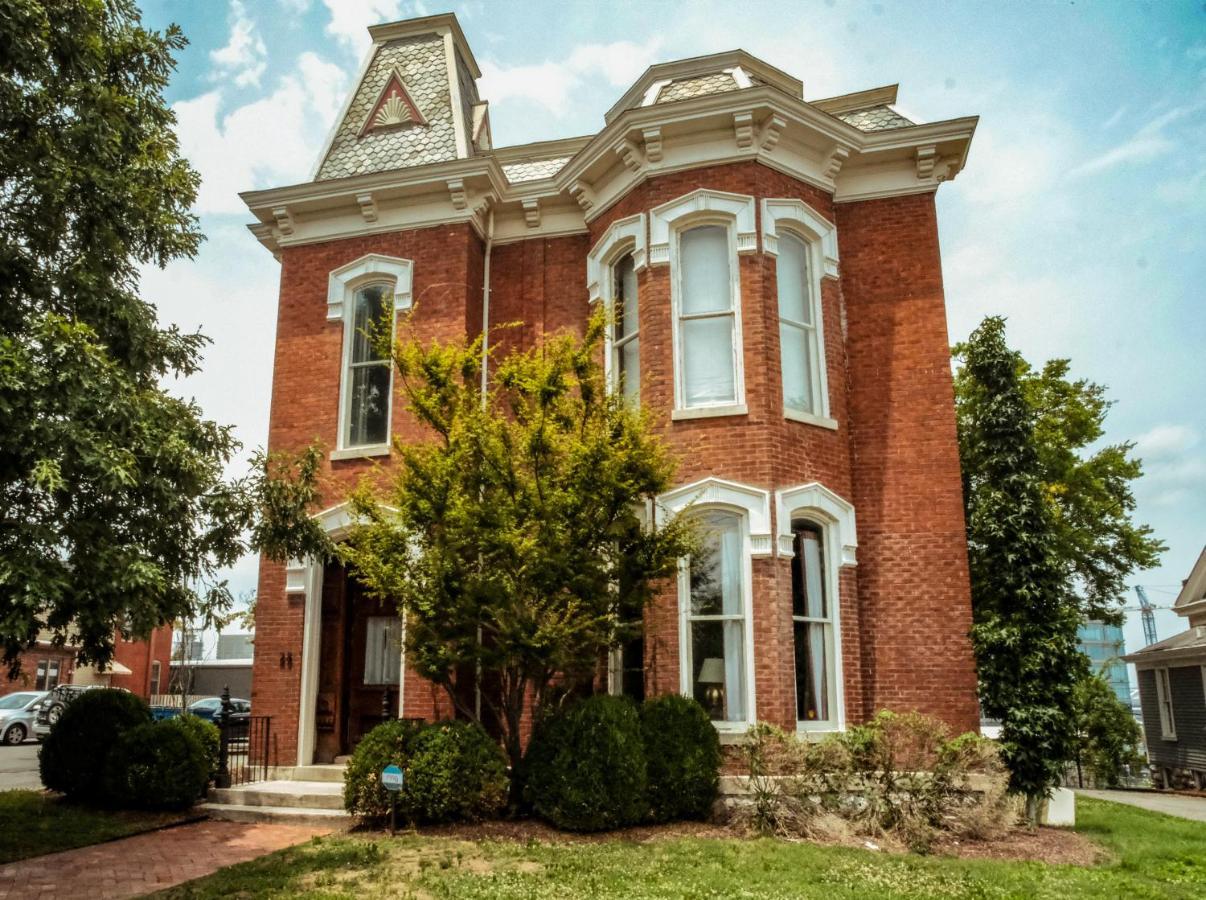Henrie House I Luxury 4Br Downtown Historic Gem With Library & Patio Villa แนชวิลล์ ภายนอก รูปภาพ